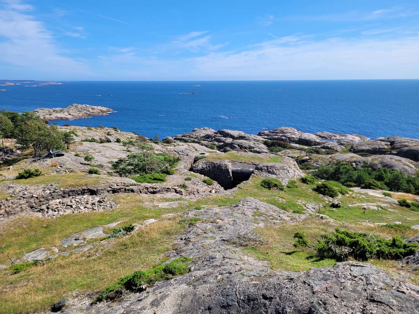 Kystlandskap med svaberg og åpent hav